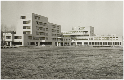 101479 De Clundert, gebouw van de Sociale Dienst (links) en achterzijde van het stadskantoor, 28-11-1983