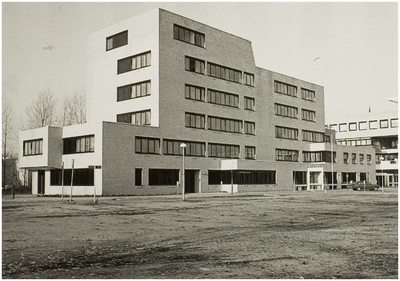 101480 De Clundert, gebouw van de Sociale Dienst (links) en achterzijde van het stadskantoor, 28-11-1983