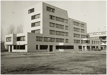 101480 De Clundert, gebouw van de Sociale Dienst (links) en achterzijde van het stadskantoor, 28-11-1983