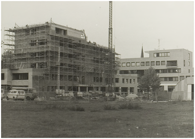 101481 De Clundert, gebouw van de Sociale Dienst (links) in aanbouw en achterzijde van het stadskantoor, 1982