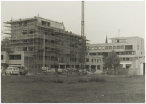 101481 De Clundert, gebouw van de Sociale Dienst (links) in aanbouw en achterzijde van het stadskantoor, 1982