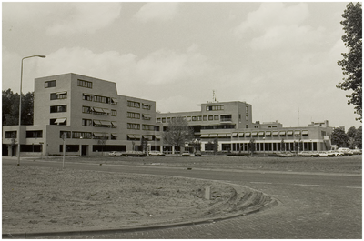 101482 De Clundert, gebouw van de Sociale Dienst (links) en achterzijde van het stadskantoor, 22-05-1984