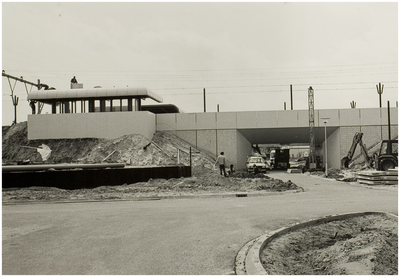 101523 Deltaweg 1, gezien vanaf Overloop in de richting Brouwhuis. Bouw N.S.-station. In het midden fietstunnel, 21-01-1986