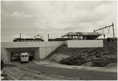 101524 Deltaweg 1, gezien vanaf Overloop in de richting Rijpelberg. Bouw N.S.-station. In het midden fietstunnel, 21-01-1986
