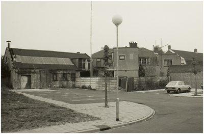 101544 Drietipstraat, gezien vanuit de Heistraat. Achterzijde van de huizen. Links het oude fabriekje van Van Dongen's ...