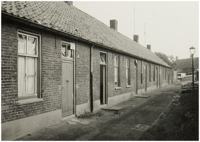 101587 Dijksteeg, vanuit de richting 'Heistraat' in de richting Hemelrijksdijkje. Onbewoonbaar verklaarde woningen, 1963