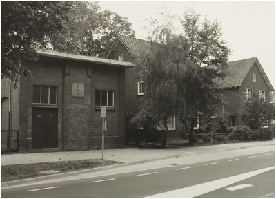 101661 Eikendreef. Een in 1931 gebouwd elektrisch onderstation. De Mierloseweg begint bij het huis rechts, 30-06-1987