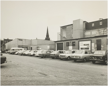 101687 De Elzas, gezien in de richting Markt. Parkeerterrein. Rechts V & D, 1976