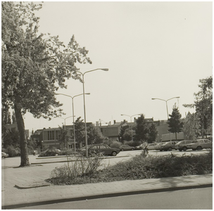 101692 De Elzas. Parkeerterrein. Links ligt het Speelhuis. Op de achtergrond C & A en rechts V & D, 1980