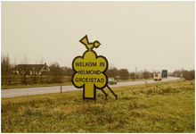101744 Europaweg ter hoogte van de 'Steenovenweg'. Langs de weg een welkomstbord, 1978 - 1988