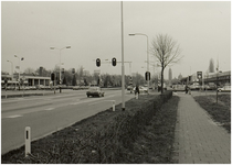 101748 Kruising Europaweg met Boerhaavelaan (links) en Binnendongenstraat (rechts). Links en rechts garage De Peel, ...