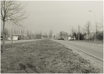 101749 Europaweg. Links garagebedrijf Hendriks. Rechts garagebedrijf Autohelmo en Smits Isolatie & Plaatwerken, 18-02-1988