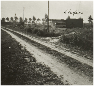 101793 Omgeving Gasthuisstraat en Spaanseweg, gezien in de richting 'Steenovenweg'. Rechts pand van Slegers, 1958