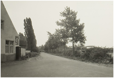 101820 Geremtseweg, gezien vanuit de Rooseindsestraat. Links een gedeelte van café De Heibloem van Hermes, 1964