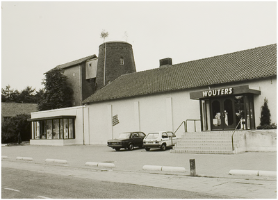 101851 Gerwenseweg, gezien in de richting 'Claassensstraat' Molen, waarin gevestigd is Wouters Bouwmaterialen, 06-09-1983