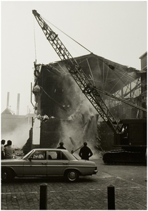 101894 Groenewoud. Sloop van een van de fabrieksgebouwen van de firma P.F. van Vlissingen & Co. N.V. (Vlisco), 17-08-1983