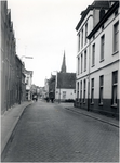 101895 Kerkstraat, gezien vanuit het Groenewoud met rechts de toegang tot het Beugelsplein. Rechts hotel Van Tilburg, ...