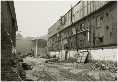 101897 Groenewoud. Lege plek na sloop van een van de fabrieksgebouwen van de firma P.F. van Vlissingen & Co. N.V. ...