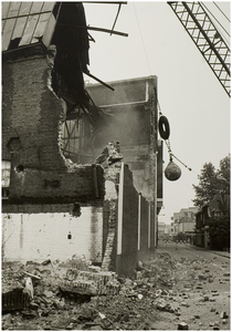 101900 Groenewoud. Sloop van een van de fabrieksgebouwen van de firma P.F. van Vlissingen & Co. N.V. (Vlisco), 17-08-1983