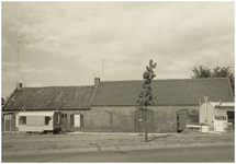 101917 2e Groenstraat 6, gezien vanaf de Engelseweg. Boerderij is gesloopt ten behoeve van nieuwe woningen , 1961