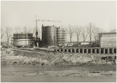 101937 Graandijk 6. Mestfabriek Promest in aanbouw, 19-01-1988