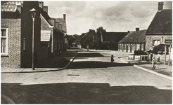 101961 1e Haagstraat, gezien vanuit de richting van 'De Burcht' in de richting van de 'Mierloseweg'. Rechts de toegang ...