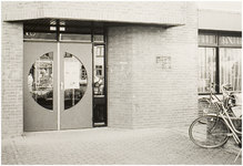 101995 2e Haagstraat 38 t/m 40. Hoofdingang gebouw van de Stichting Samenlevingsopbouw Helmond-West, waarin ...