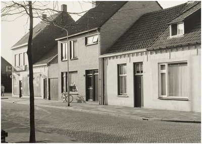 102004 2e Haagstraat 21 t/m 29, gezien in de richting '3e Haagstraat'. Café De Haagse Post, 18-01-1988