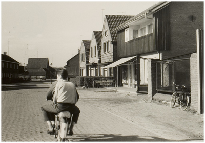 102026 3e Haagstraat, gezien in de richting 'Mierloseweg'. Rechts de zuivelhandel van Jan van Gennip van Hoeij. ...
