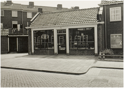 102049 3e Haagstraat 1. Groentewinkel Van Stiphout. Huizen links liggen aan de Deken van der Hagenstraat, 15-07-1987