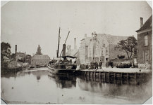 102075 Havenweg. Helmonds oude haven, gezien vanaf de Kanaaldijk N.W. De stoomboot De Koophandel is afgemeerd. Op de ...