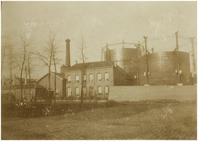 102079 Gedempte Haven. De gasfabriek, gashouders met het woonhuis van de directeur in het midden, 1895 - 1897