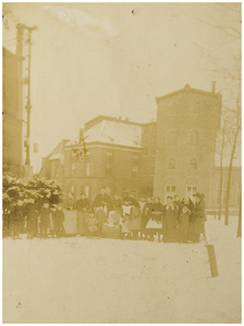 102080 Gedempte Haven. Links een gedeelte van de gashouder bij de gasfabriek, 1896 - 1897