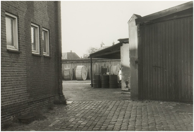 102101 Havenweg. Terrein voormalige gasfabriek. Doorkijk richting Kanaaldijk N.W. met het huis met de klok, 1969