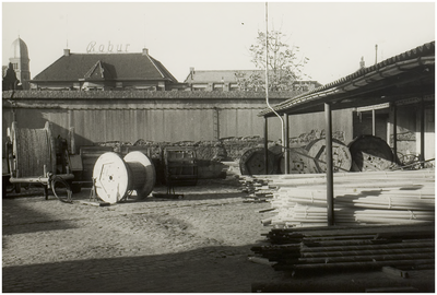 102104 Havenweg, terrein van de gasfabriek, gezien in de richting Kanaaldijk N.W. met de daken van de gebouwen van ...