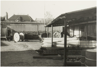 102105 Havenweg, terrein van de gasfabriek, gezien in de richting Kanaaldijk N.W. met de daken van de gebouwen van ...