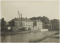 102126 Havenweg, gezien vanaf de Kanaaldijk N.W. Van links naar rechts de panden van de firma J. Staal, ...