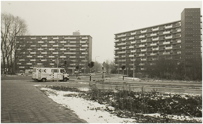 102144 Heeklaan, kruising Houtsdonk. Links en rechts flats aan de Frans van Bommelstraat en het Wethouder Van ...