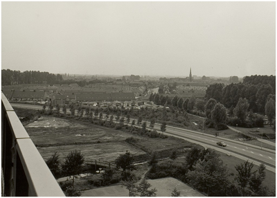 102148 Heeklaan, gezien vanaf de flat aan het Wethouder Van Deutekomplein in de richting van ''t Hout', 09-1987