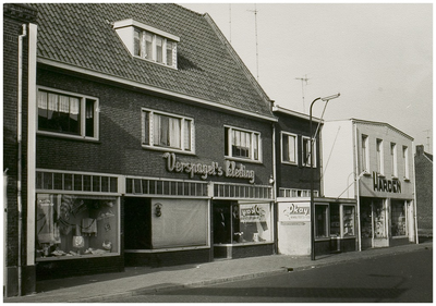 102178 Heistraat 73 t/m 83, gezien in de richting 'Binderseind'. Van links naar rechts: M. Jansen-Van de Kerkhof, ...