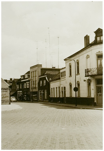 102211 Heistraat, gezien vanaf het Binderseind. Rechts op de hoek banketbakker Toon Nieuwenhuis (voormalig pand van de ...