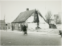 102220 Heistraat, gezien vanuit de richting 'Binderseind'. Links, in het eerste lage huisje, het winkeltje van Peerke ...