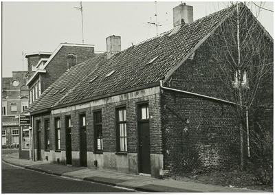 102242 Heistraat 158 t/m 166, gezien in de richting Binderseind. Achteraan het parochiehuis aan het Binderseind, 1974