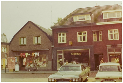 102244 Heistraat, zuidzijde met van links naar rechts het Hemelrijksdijkje, textielhandel Hekkens, loodgieter Vincent ...
