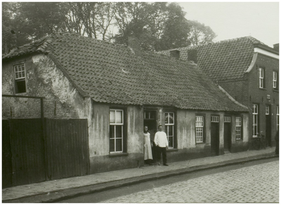 102258 Heistraat, gezien in de richting 'Binderseind'. Het huis naast de houten schutting is slagerij Sanders. In de ...