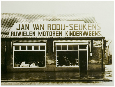 102260 Heistraat. hoek Lithoyenseweg. Winkelpand Jan van Rooij (rijwielen, motoren en kinderwagens), 1958 - 1960