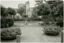 102277 Heistraat. De pomp in het plansoentje voor de voormalige Sint Gerardusschool, 18-10-1985