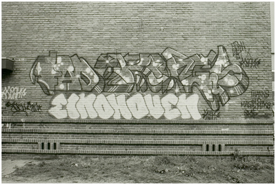 102278 Heistraat. Graffiti op de muur van de voormalige Sint Gerardusschool, 18-10-1985