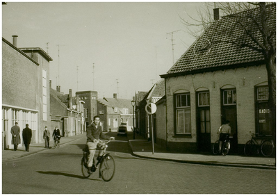 102329 Hemelrijksestraat, gezien vanaf de Beelsstraat in de richting Binnendoor. Links een gedeelte van melkfabriek ...