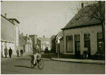 102329 Hemelrijksestraat, gezien vanaf de Beelsstraat in de richting Binnendoor. Links een gedeelte van melkfabriek ...
